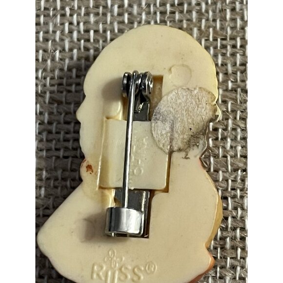 Vintage RUSS Girl With Basket Of Apples Pin Brooch Figurine - Picture 2 of 3